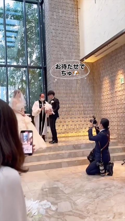 パパさんに抱っこされるワンコ