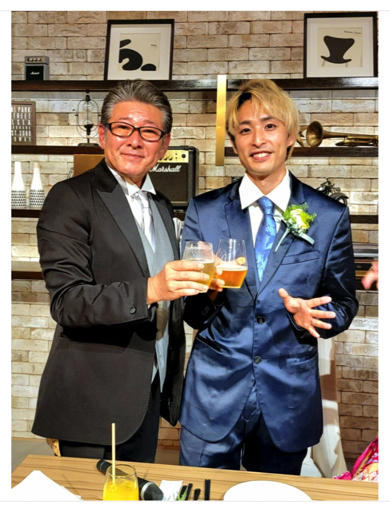 長男で俳優の布川隼汰の結婚式に出席したつちやかおりと布川敏和夫婦