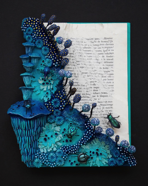 古本を再利用した彫刻アート