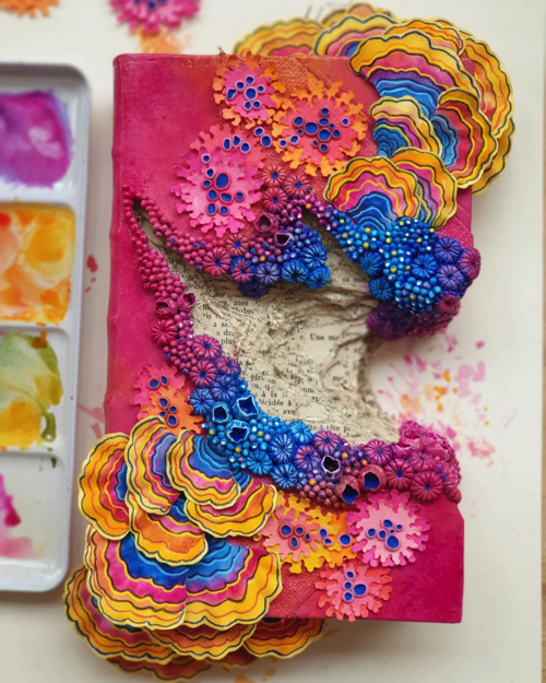 古本を再利用した彫刻アート