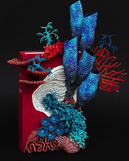 古本を再利用した彫刻アート