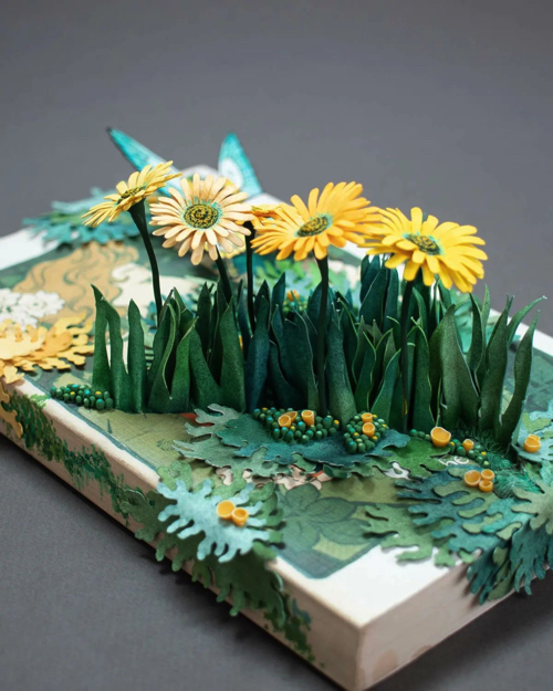 古本を再利用した彫刻アート