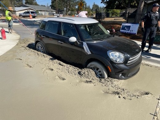 アメリカ ワシントン 交通事故 クルマ 飲酒運転 ラウンドアバウト コンクリート