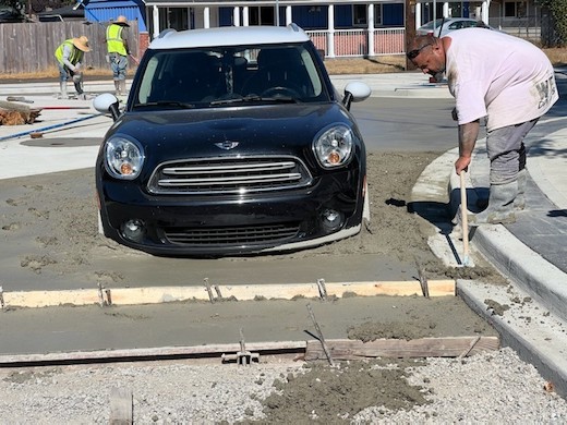 アメリカ ワシントン 交通事故 クルマ 飲酒運転 ラウンドアバウト コンクリート