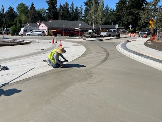アメリカ ワシントン 交通事故 クルマ 飲酒運転 ラウンドアバウト コンクリート