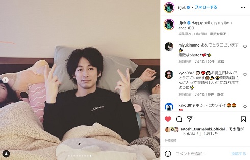 双子の間でピースサインをするディーン・フジオカ