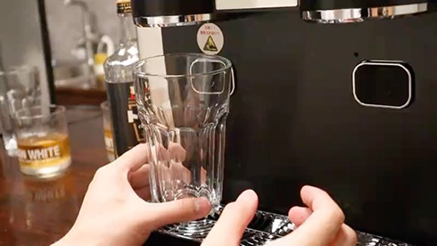 10分ごとに16個の氷を自動生成　自宅でクラッシュアイスが作れる製氷機がファミレスみたいで楽しそう