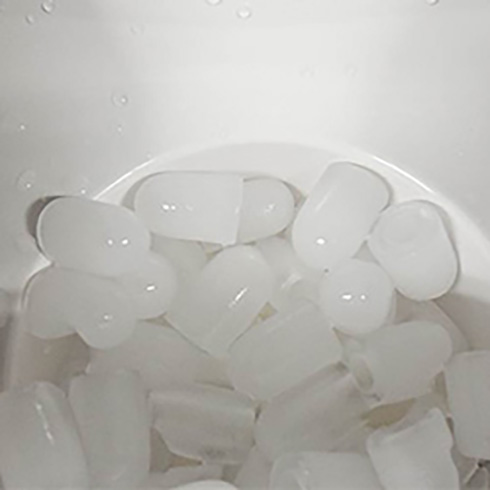 10分ごとに16個の氷を自動生成　自宅でクラッシュアイスが作れる製氷機がファミレスみたいで楽しそう