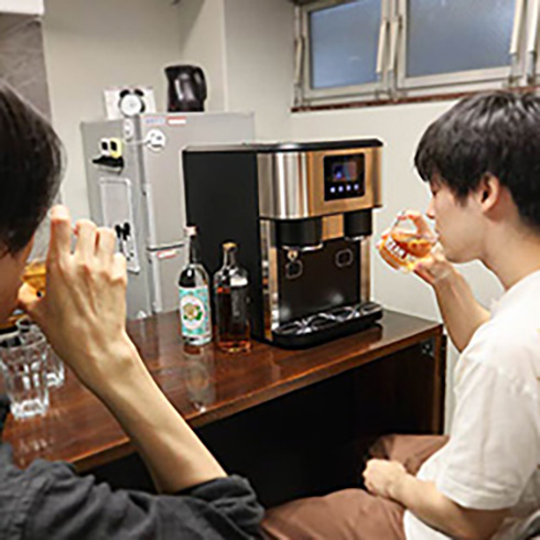 10分ごとに16個の氷を自動生成　自宅でクラッシュアイスが作れる製氷機がファミレスみたいで楽しそう