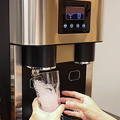 10分ごとに16個の氷を自動生成　自宅でクラッシュアイスが作れる製氷機がファミレスみたいで楽しそう