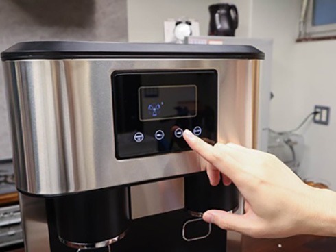 10分ごとに16個の氷を自動生成　自宅でクラッシュアイスが作れる製氷機がファミレスみたいで楽しそう