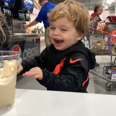 初めてアイスを食べた男の子