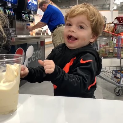 初めてアイスを食べた男の子