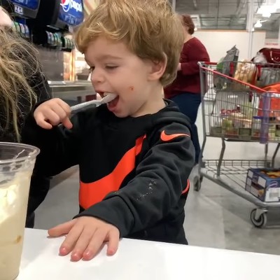 初めてアイスを食べた男の子