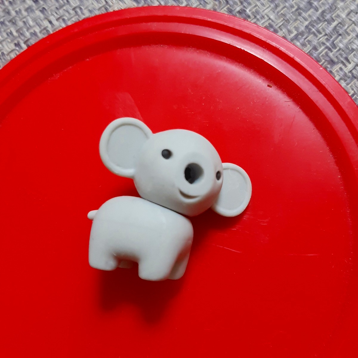 「ずっとコアラだと思ってたフィギュア」に衝撃の事実が発覚　謎のパーツを取り付けたらまさかの動物に