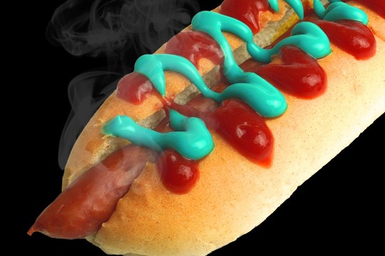 日本国際博覧会（大阪・関西万博）の公式キャラクター、通称ミャクミャクをモチーフしたホットドッグ「ミャクミャクドッグ」