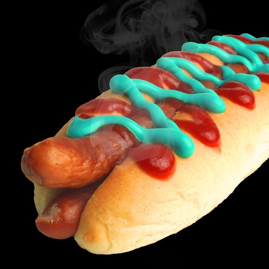 日本国際博覧会（大阪・関西万博）の公式キャラクター、通称ミャクミャクをモチーフしたホットドッグ「ミャクミャクドッグ」