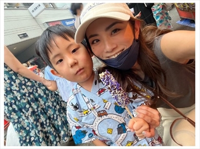 “ギャル社長”藤田志穂と息子の親子ショット