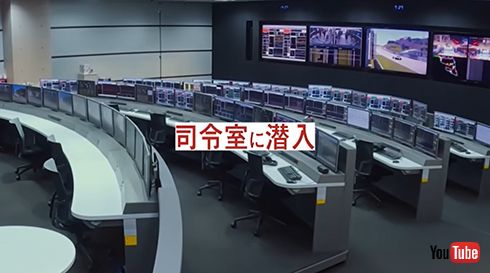 現地サーキットと交信するホンダ・レーシングの司令室「SMR」