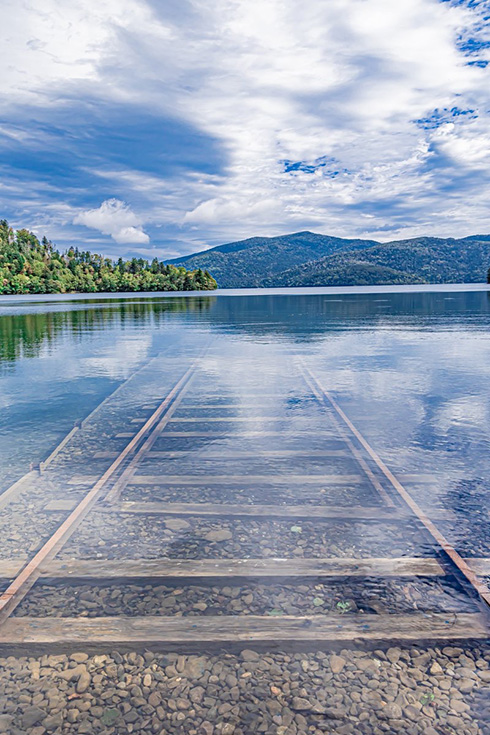 「千と千尋の神隠し」のように線路が延びる湖面　アニメ映画のように幻想的な風景がすてき