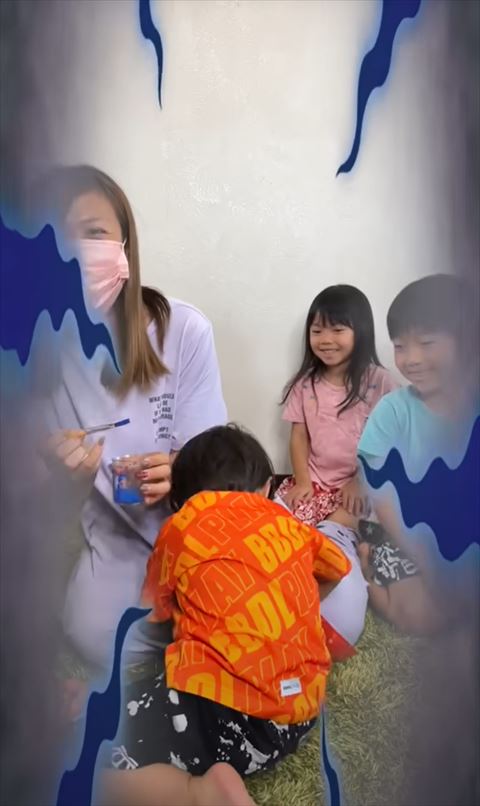 ママのヒザにうずくまるみつきくん