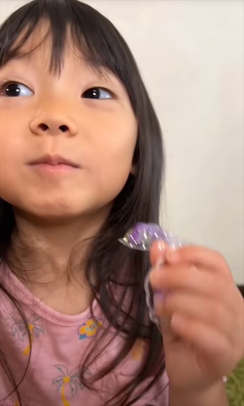 お菓子たべる長女