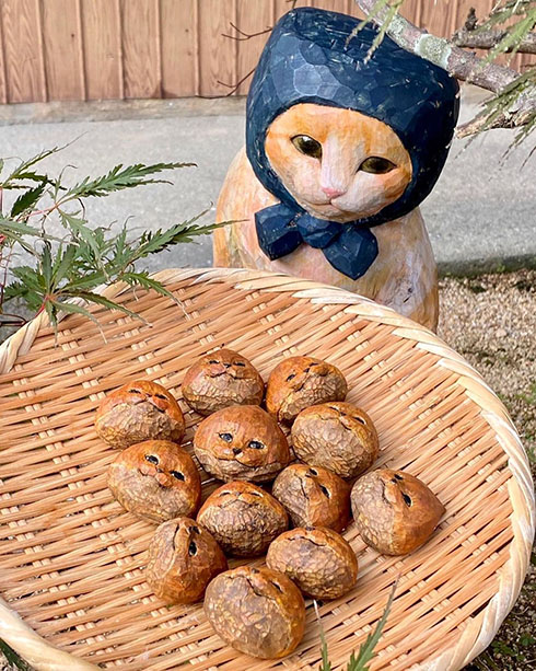 ネコノ農園の作品・猫の顔した栗を見る猫