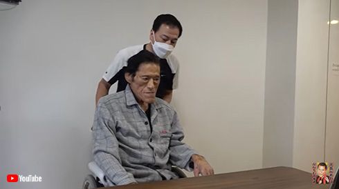 スタッフの前に車いすで登場したアントニオ猪木さん