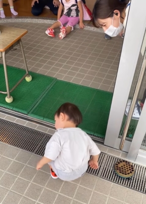 頭と両ひざをしっかり曲げておじぎする画像