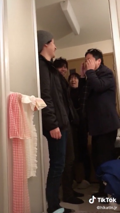 泣いてしまうお父さんの画像