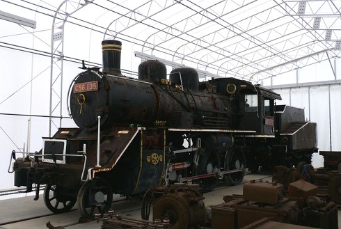 兵庫県の播磨中央公園からやってきて、復元させる「C56形135号機」