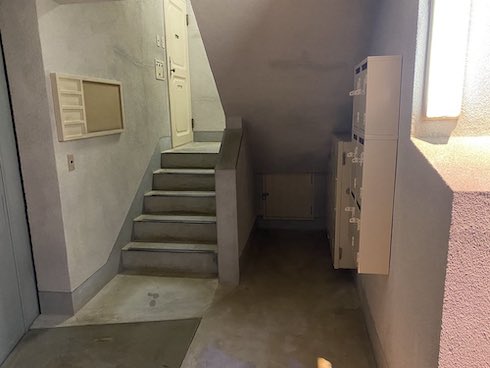 各階へつながる階段