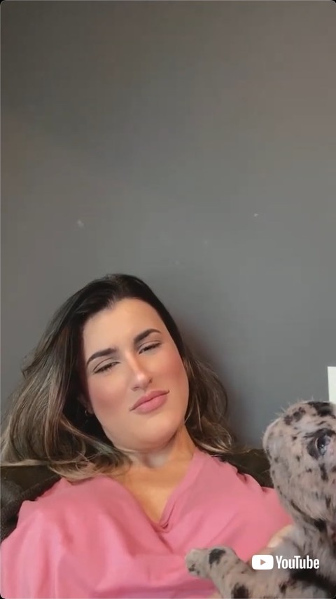 遠吠えをまねる子犬