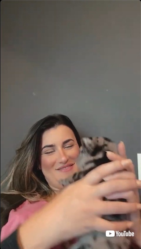 子犬を抱きしめる飼い主