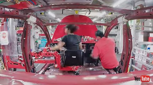 作業員さんがせっせとパーツを取り付け