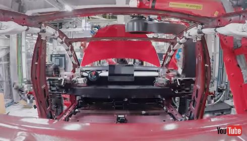 大掛かりなパーツはロボットも大活躍