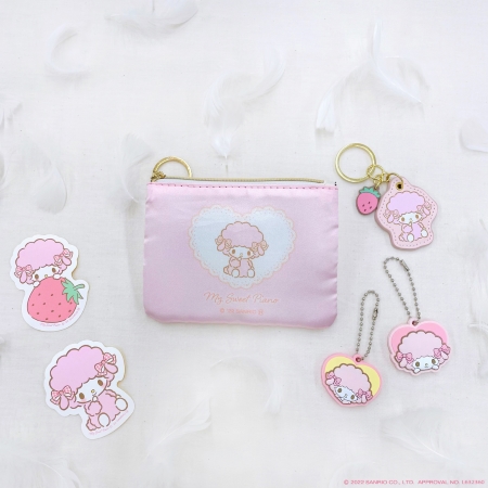 「ペアキーカバー」「ティッシュポーチ」「レザー調キーリング」（各429円）、「ステッカー 2種」（よりどり2点で429円）の画像