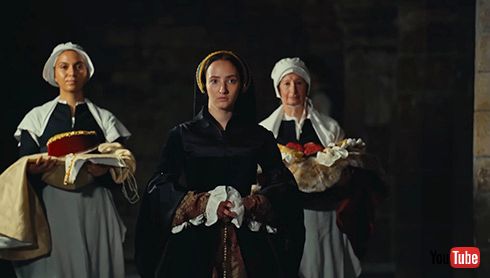 古き英国の王室女官が身支度を手伝う様子を再現　足先から頭まで綺麗に着飾るまでの映像が優雅ですてき