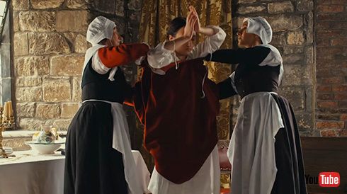 古き英国の王室女官が身支度を手伝う様子を再現　足先から頭まで綺麗に着飾るまでの映像が優雅ですてき