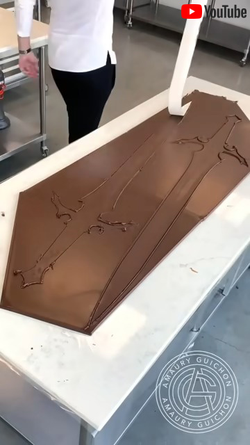 チョコレートでエクスカリバーを作るところ