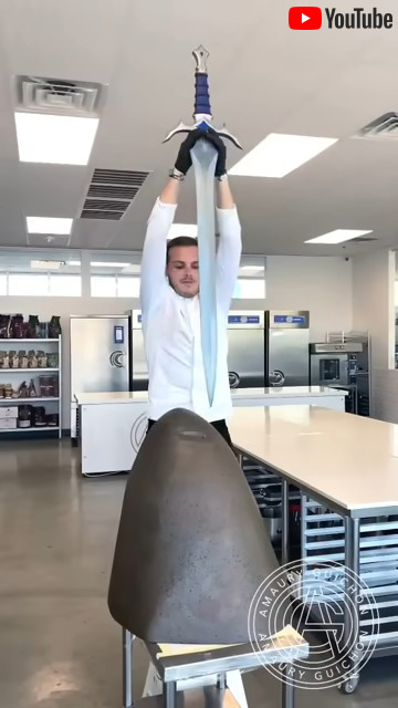 チョコレートで作ったエクスカリバーを引き抜くところ