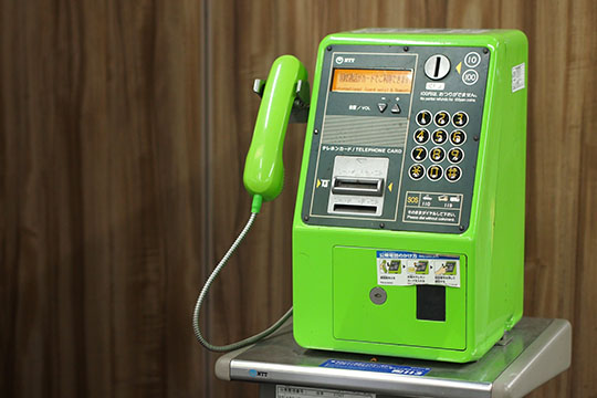 公衆電話はどうしてあんなに大きいのか
