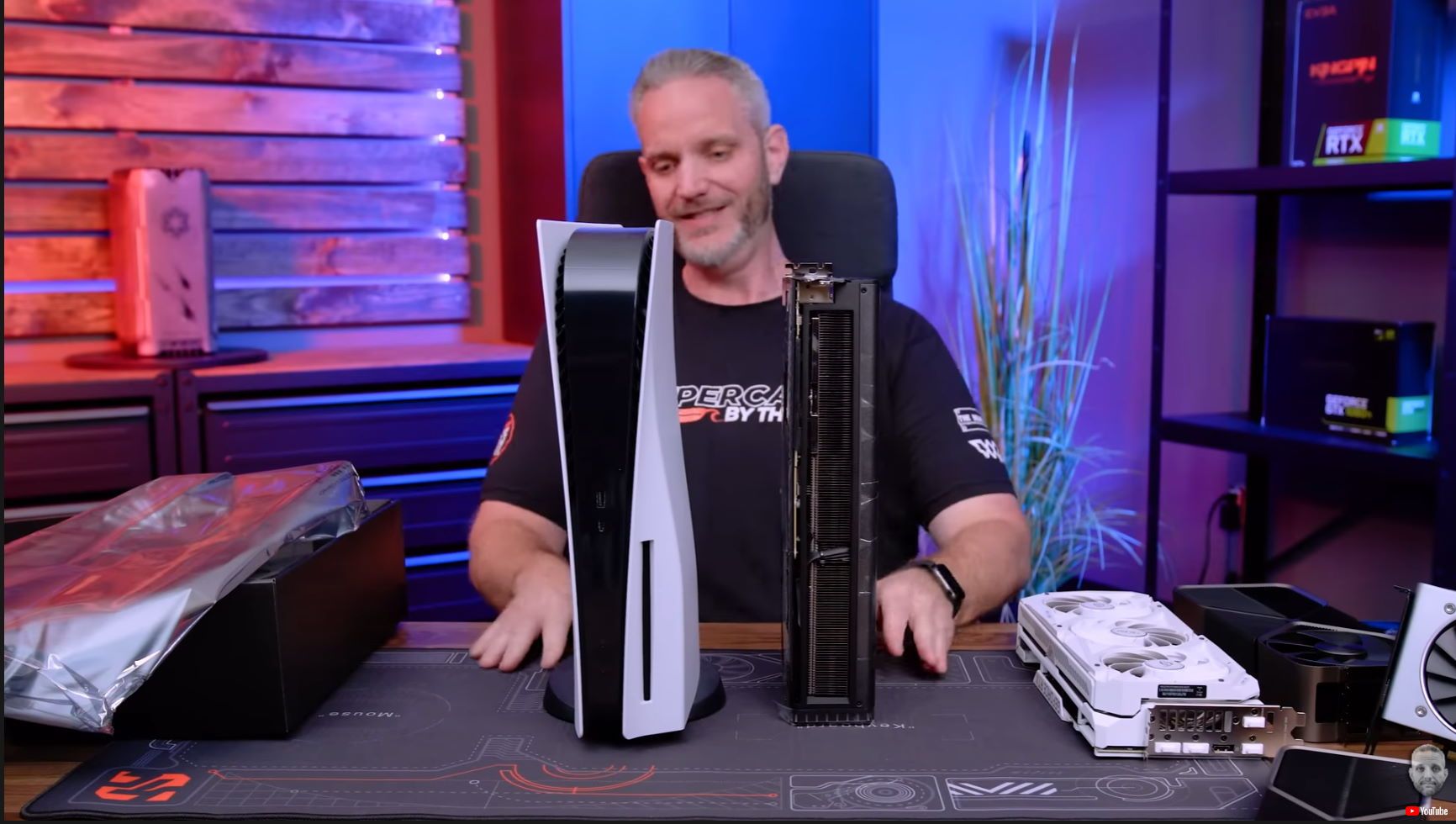 最新グラボ「RTX4090」がPS5並の冗談みたいな大きさで話題に　「ケースに入らん」「PCIスロットもげる」