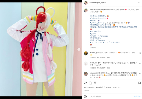 「ONE PIECE FILM RED」のウタのコスプレをするさゆり
