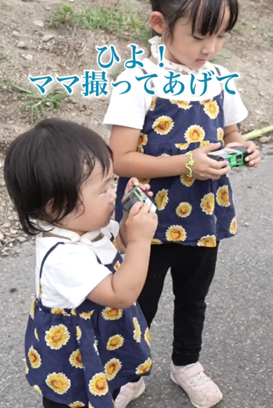 神すぎる写真を撮影した1歳児を捉えた動画