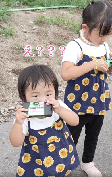 神すぎる写真を撮影した1歳児を捉えた動画