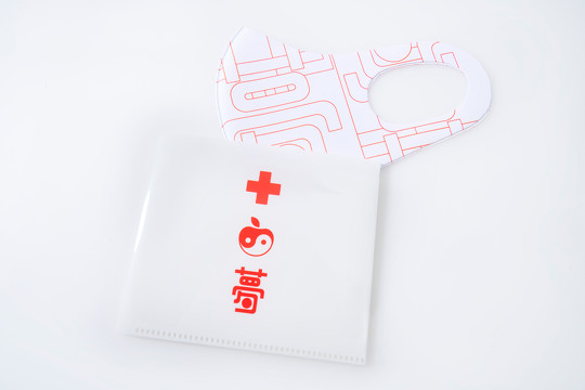 椎名林檎さんのオフィシャルリミックスアルバム「百薬の長」の関連グッズが「ヘルプマーク」「赤十字マーク」に酷似していると批判