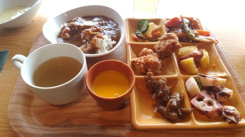 おかわり1回目　カレーライスとかぼちゃのポタージュ、肉料理もあるよ　魚料理もあったけどワタシは苦手だから取っていません