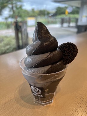 SLソフトの「ミックス」。黒はSL車両を表現したチョコレート味、灰色はSLの煙をイメージ。黒いけれど味はミルクソフト味