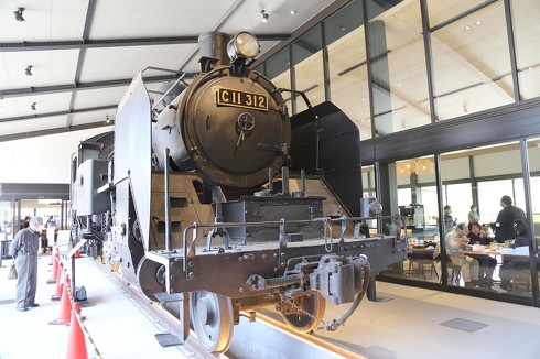 展示される「C11形312号機」。2007年まで大井川鐵道を走っていた車体